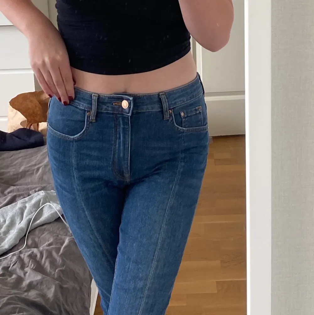 Blåa jeans med slits längst ner åå varje byxben och en söm längst benen. Dom formar super fint och sitter vädligt bra. Köpa secondhand men är i väldigt fint skick :). Jeans & Byxor.