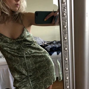 Klänning - Klänning från zara! Knappt använt! Inga slitningar, bra kvalite. 