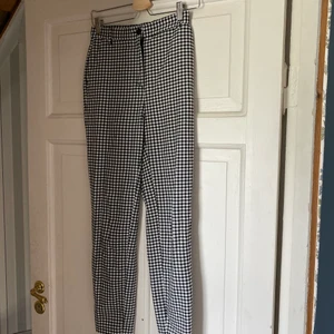 Rutiga byxor från Monki - Använda ett fåtal gånger men i bra skick.