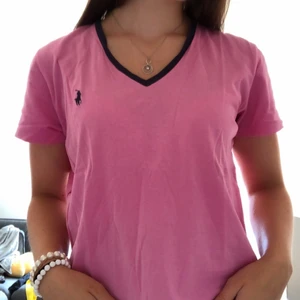 Ralph Lauren T-shirt  - Super fin Ralph Lauren tröja med mjukt, skönt material i en fin rosa färg. 💞🌟Tröjan är i bra skick, använts ca 5 gånger. Den är i storlek L men sitter som om den är i storlek M. Köparen står för frakt. Kontakta om du är intresserad.