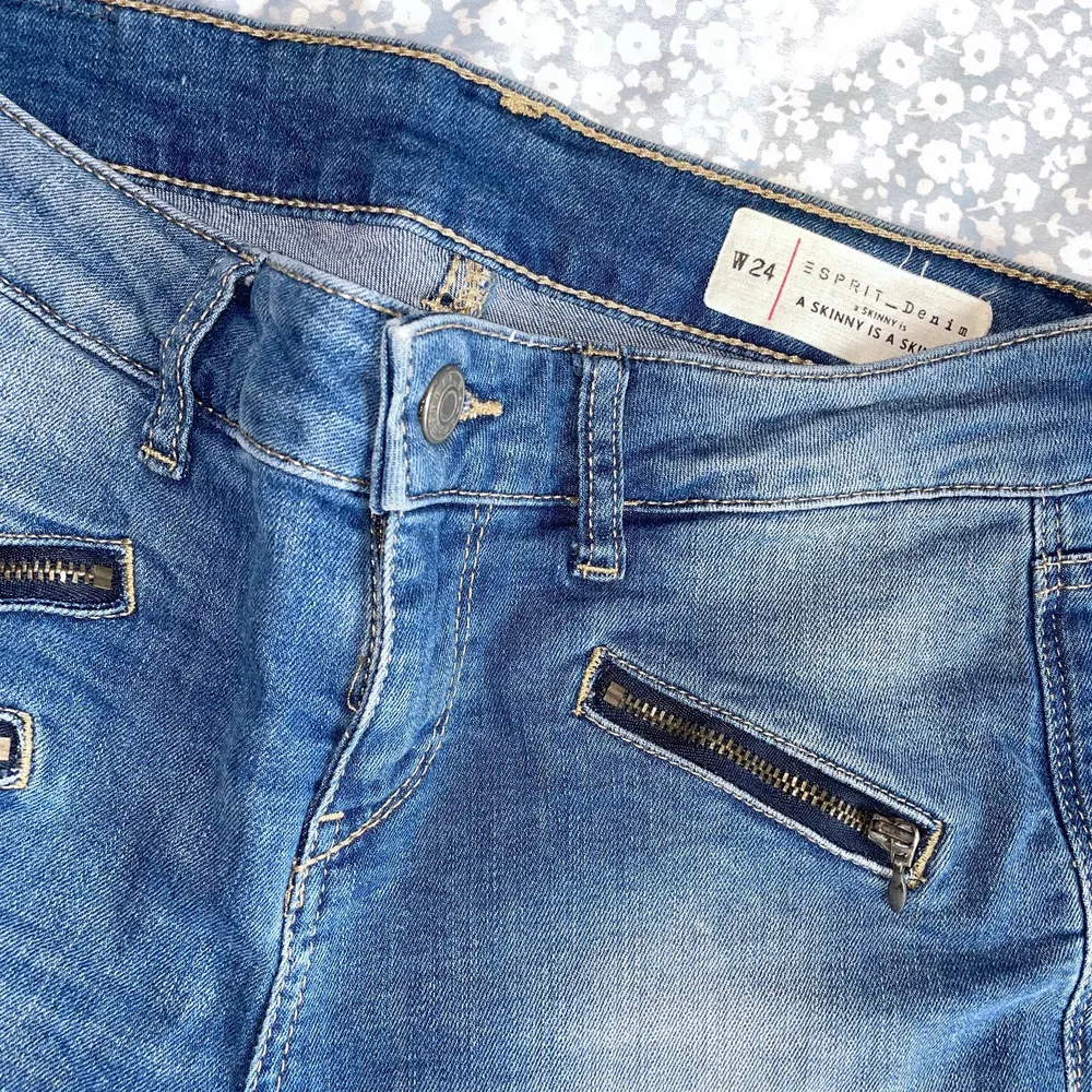 Supersnygga Esprit jeans med coola dragkedjedetaljer, storlek w 24. . Jeans & Byxor.