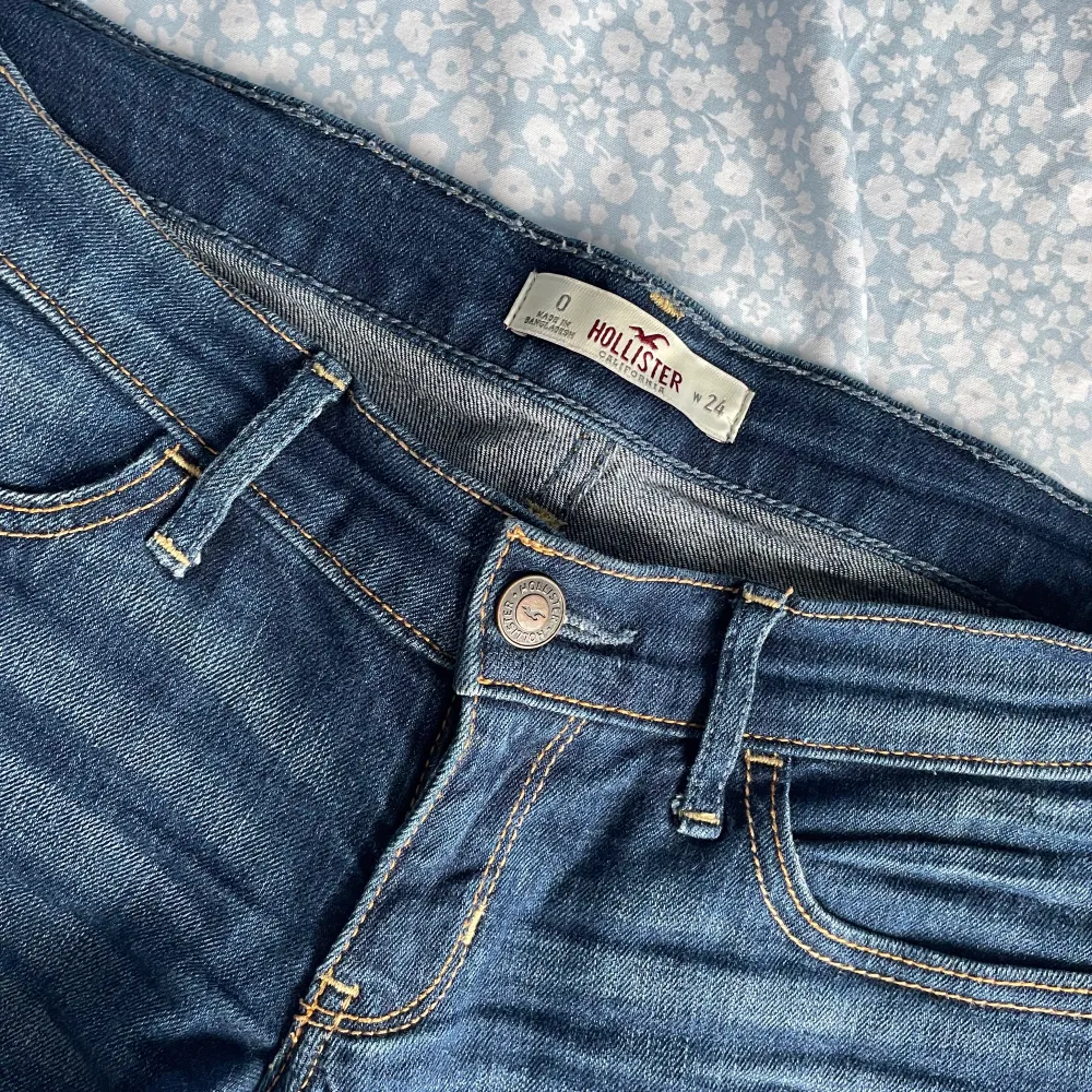 Blåa Hollister jeansshorts i storlek 24, knappt använda. . Shorts.