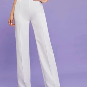 Vita byxor - Oanvänd, lite långa på mig som är 164, sitter helt okej, frakt ingår