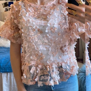 Mesh topp - Söt mesh topp med blommor på, storlek 40
