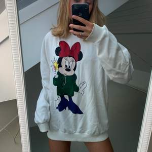 Så mysig sweatshirt från Zaras Disneykollektion. Funkar nästan som en klänning på mig som är 175 så om du är kortare blir den nog perfekt men går såklart också att ha som en vanlig oversized sweatshirt💕💕