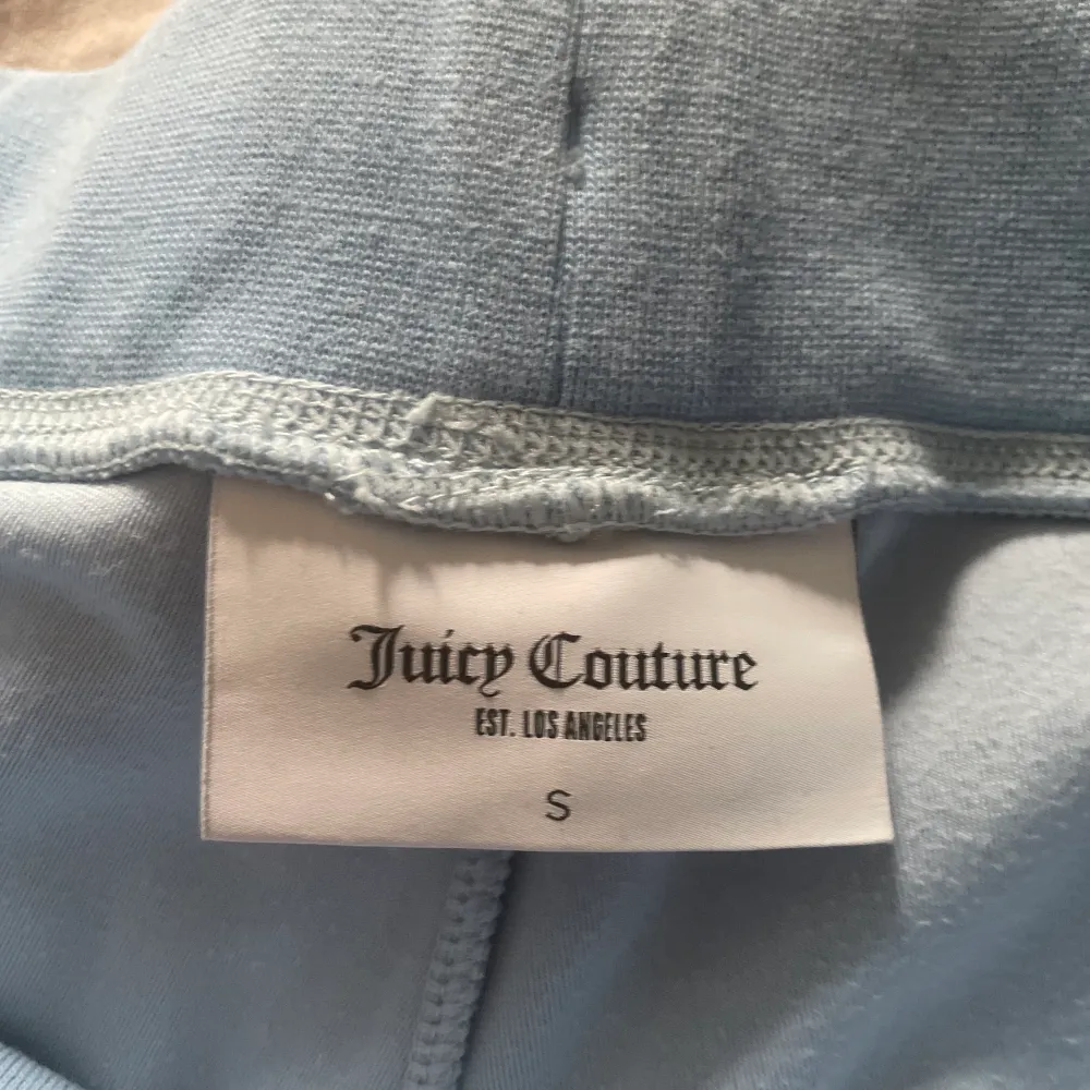 Ett par lika dana blå Juicy Couture byxor som inte är använda. Nypris 1100 men säljer för 700. Buda i kommentarerna💕. Jeans & Byxor.