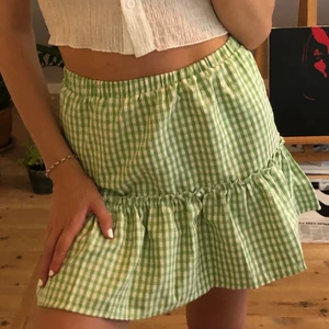 Grön prickig kjol - En super grön prickig kjol som tyvärr aldrig kommit till använding och därför säljer jag den. Bra kvalite och skönt material!