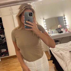 Beige t-shirt - Beige T-shirt från PULL&BEAR, endast testad 🌟💓