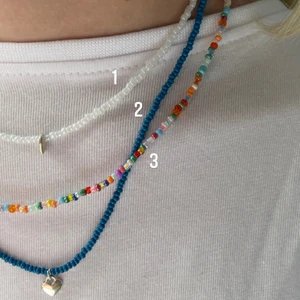 Halsband  - Halsband för 15:-. Med berlock kostar de 5:- extra! Halsbanden har lås som är enkla att stänga och öppna. Köparen står för frakten 🌸 hör av dig vid frågor, instagram @alvassmycken_