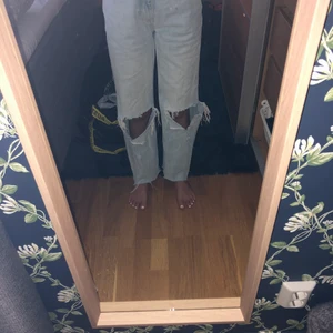 Gina jeans  - Jeans från Gina tricot storlek 30 är dok för stora på mig, men jag är väldigt kort (155cm) det är bra skick, köpte dom för 499 och säljer ju dom för ändats 100kr ❤️❤️ skriv till mig om ni är intresserade eller har frågor 