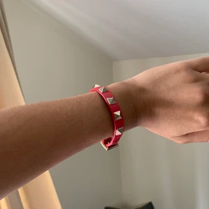 Valentino armaband  - Hej lägger ut igen pga av oseriöst köpare. Säljer mitt söta Valentinoarmband! Kommer med extra delar samt dustbag och låda!! Buda privat elr köp direkt för 950kr❤️ köparen står för frakten 