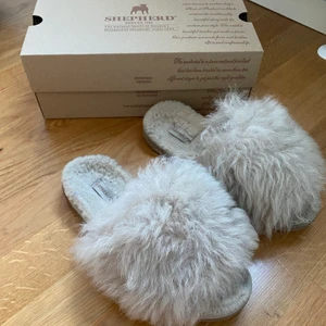 Shephurd Tofflor Beige  - Storlek: 39, använda fåtal gånger som innetofflor, jättefint skick och fint skötta, säljer pga att de aldrig kommer till användning, skokartong medföljer, köparen står för frakt 