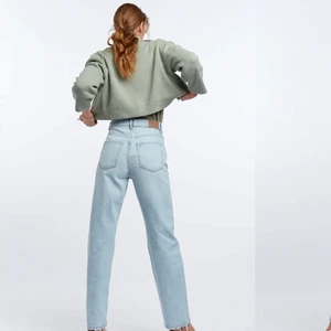 Säljer ett par byxor high waist  - Jag köpte ett par byxor som jag använde bara 1 gång sen bytte jag stil helt, jag känner att jag nt behöver dem längre å att ngn annan kan få ha dem.jag tkr personligen att byxorna e väldigt snygga men den ända gången jag använde dem kom de en liten ljus brun fläck av maten på dem som nt går bort hitills i tvätten men annars är byxorna super fint skick jag köpte dem för 600 men pågrund av fläcken säljer jag dem för 400kr