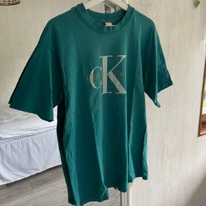Calvin Klein T-shirt  - En vintage calvin Klein tisha! Så cool ⚡️⚡️