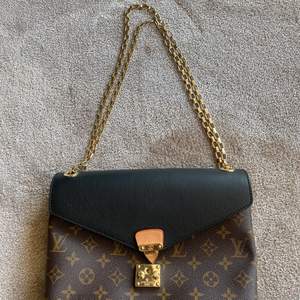 Louis Vuitton väldigt bra kopia. Använd 1 gång. Köpt för 2000kr. Inga skador! 26 cm lång 19 cm hög