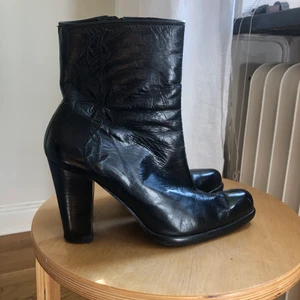 Retroklackar  - Högklackade klackskor i strl 38. I gott skick med lite slitage. 