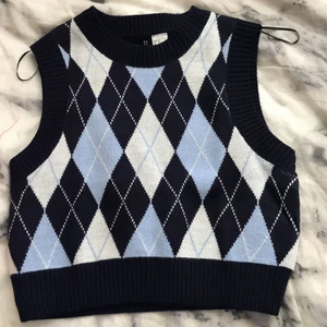 Stickad väst - Säljer min stickade väst som är för liten för mig!Den är köpt på H&M och har aldrig använt den bara testat den 2-4 gånger☺️🤍Pris:60kr går bra att mötas upp i Stockholm</3
