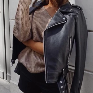 Skinnjacka  - Super snygg skinnjacka från Zara som är använd ett fåtal gånger, så den känns som ny! Passar både XS/S