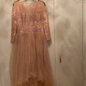 En rosa klänning i storken M - Inga slitna delar bra skick. Pris kan diskuteras 