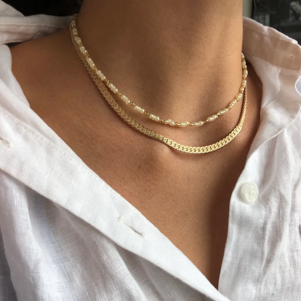 Handgjort halsband i guld bestående av fyra olika miyuki pärlor. Miyuki är japanska kvalitetspärlor. Förslutning bak i guldfärg. Använt mig av miyukis nylontråd (ingen stretch). Liknar det mest populära halsbandet jag sålt fast i guld istället för i silver. Begränsat antal. Högre pris då det tar lång tid att göra.  Skynda fynda 😆😆 . Accessoarer.