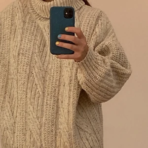 Stickad polotröja - Jättemysig stor stickad tröja, perfekt nu till hösten! Man ser mönstret och färgen bäst på andra bilden!