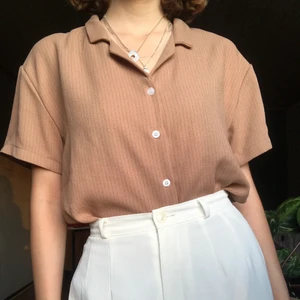 Brun skjorta - En trendig, brunbeige kortärmad skjorta! Luftig och skön, köpt i Sydkorea. Knappt använd och i felfritt skick, passar S/XS! Bara att kontakta mig om du har några fler frågor☺️✨
