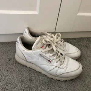 Reebok sneakers - Sneakers från reebok i använt skick🤍 frakt tillkommer och kan variera 