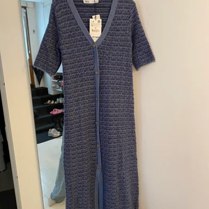 Stickad klänning  - Stickad klänning från Zara i storlek M. Helt oanvänd. 
