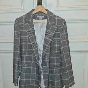 Kavaj mönstrad  - Fin kavaj, använd ett fåtal gånger!! Storlek 36, sitter så snyggt men hänger tyvärr mest i garderoben 💙 