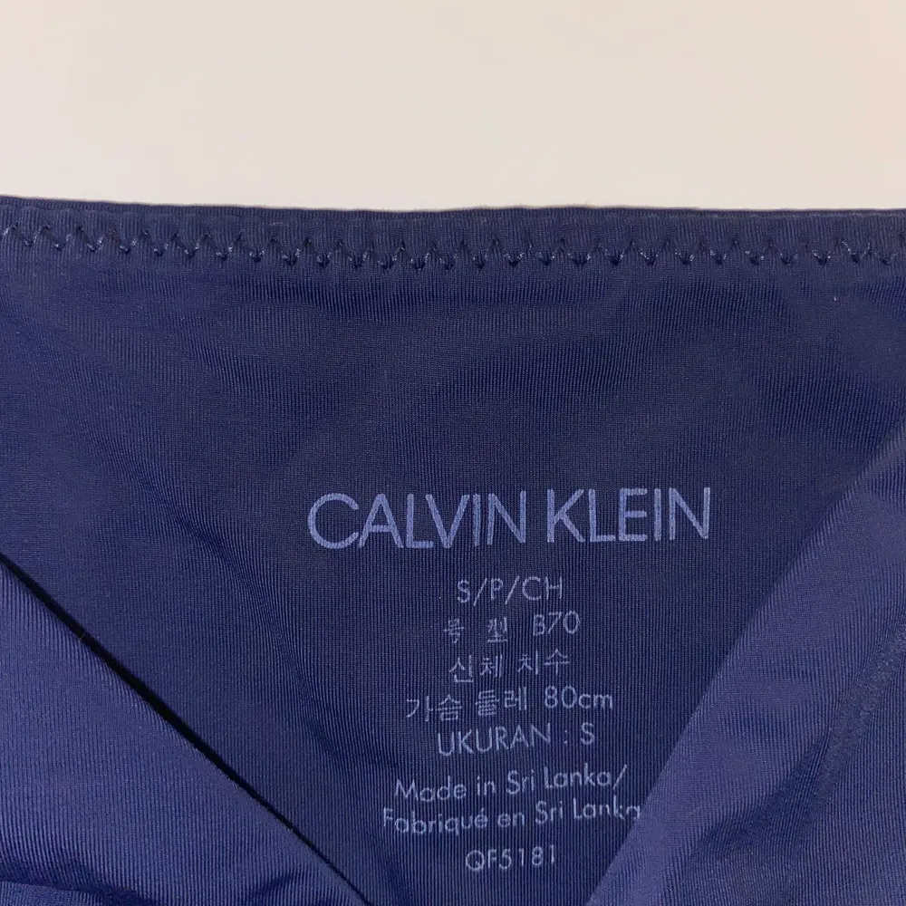 En topp från CalvinKlein. Rätt liten i storlek och med en liten twist , det är två olika toppar på varsinn sida så du kan välja vilken typ av topp du vill ha genom att bara vända på den!😍. Övrigt.