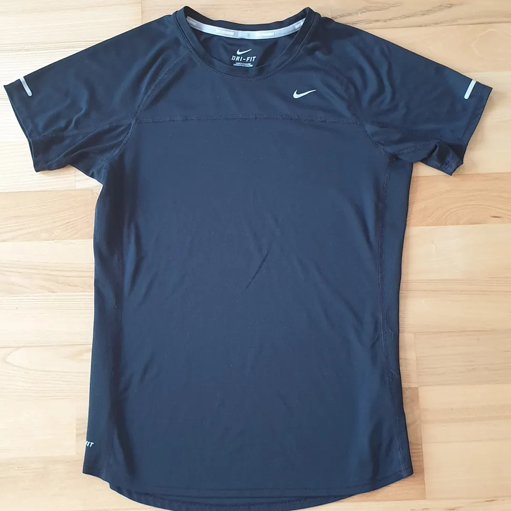 Svart Nike running T-shirt dry-fit Kom aldrig till användning så är endast provat och tvättat köparen betalar frakt! . T-shirts.