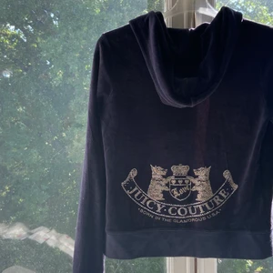 Juicy couture hoodie  - Säljer min jättefina juicy couture hoodie i en marinblå färg. Den är använd men i bra skick! Hoodien är i storlek m men i en mindre modell så skulle mer säga s.  Jag kan mötas upp i stockholm annars tillkommer frakt.