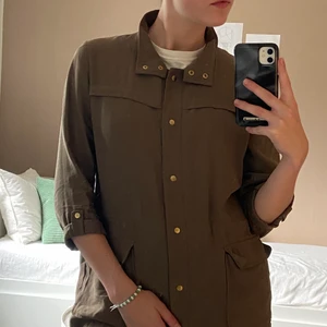 Kaki jacka  - En kaki jacka som är perfekt för hösten medan det är forfarande lite varm ute. 