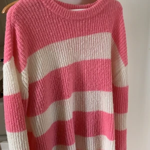 Super Fin stickad tröja  - Mjuk och skön stickad randig tröja från märket inWear. 