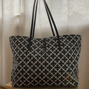 malene birger väska  - Fin på utsidan, smutsig i insidan. 