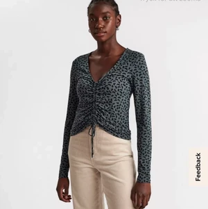 Lindex topp i storlek XS - Säljer denna tröja eftersom den inte längre är min stil. Otroligt skönt material men väljer att sälja den pga det faktum att den bara hänger! Är i storleken XS men passar även S/M :)