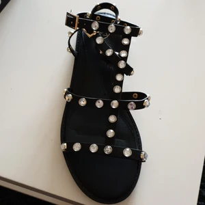 SANDALER  - SUPER SNYGGA SANDALER I STL 40. ALDRIG ANVÄNDA.  KOMMER I ORG.KARTONG. FRÅN MISSGUIDED