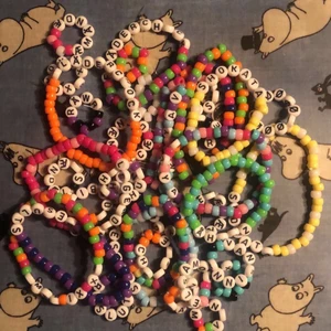 Armband - Armband och ringar av färgglada pärlor och bokstäver! Jag gör armband och/eller som du själv väljer färgkombination och ifall du vill ha något ord på🤍 det finns vit, svart, röd, rosa (ljus och mörk), lila, orange, grön, gul, turkos och blå (ljus och mörk) färg på pärlorna 🙌 ringar är billigare än armband och ifall du köper flera blir det paketpris 😊