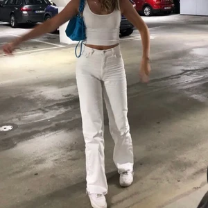 Vita raka jeans med slits  - (Lånad bild) Säljer mina superfina vita raka jeans med slits vid fötterna. De är från Zara och är i jättebra skick! De är avklippta men fortfarande för långa för mig som är 163cm så passar upp till 170cm ish. Går även att klippa för kortare. Säljer då de är lite för stora för mig. Egna bilder kommer strax🌸