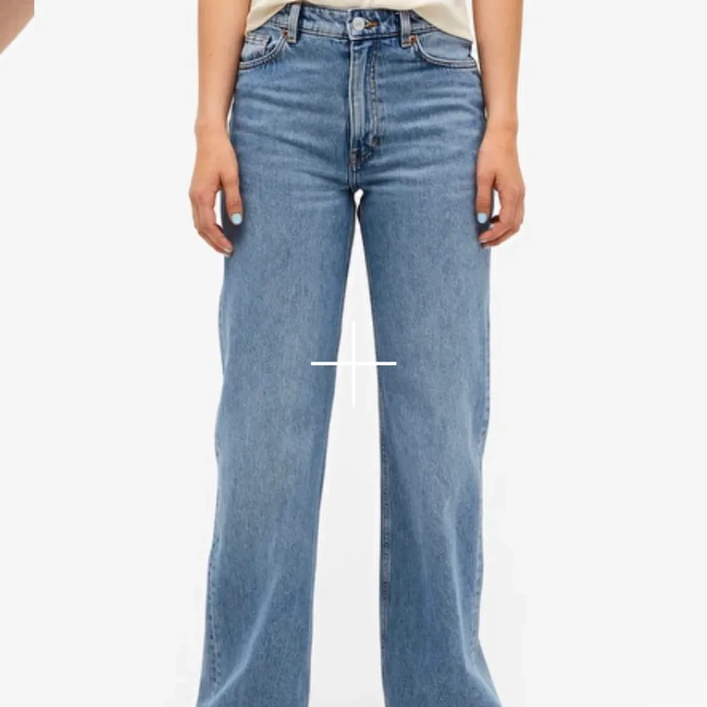 Snygga Yoko jeans från monki! Har klippt av dem där nere men dem sitter bra på mig i längden och jag är 170 (för mer bilder skriv privat)🥰köpte för 400 men säljer för 150 + frakt. Jeans & Byxor.