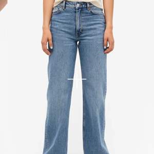 Snygga Yoko jeans från monki! Har klippt av dem där nere men dem sitter bra på mig i längden och jag är 170 (för mer bilder skriv privat)🥰köpte för 400 men säljer för 150 + frakt