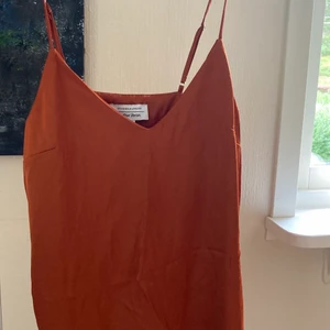 Linne från & other stories - Rostrött linne från & other stories. Har ett extra lager tyg vid brösten. Använt en gång. Säljer pga för litet. Storlek: 34