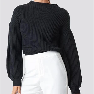 Stickad tröja - Säljer denna svarta stickade tröja med ballongärmar från NA-KD. I storlek S och är i bra skick! 150kr + frakten som köparen står för 💛