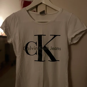 Calvin Klein Jeans t-shirt  - Passar bra, har en fin form. 