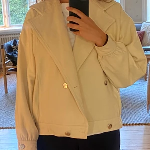Mjuk beige/vit ull jacka - Nästan aldrig använd, vet inte märke pga köpt i vintage affär! 