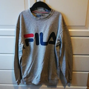 Sweatshirt  - En grå Fila Sweatshirt. Ganska tunnt material, har använts ibland men bra skick. Storlek S