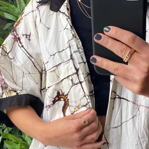 Cool vintage skjorta 🤎🖤🤍🧡 - Denna riktigt coola skjorta har apor på ryggen och svarta detaljer! Köpt på secondhand för 200kr mitt pris 100kr. Denna är aldrig använd då den är lite stor för mig, skulle säga att storleken är M/L :)