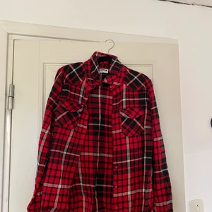 Flanellskjorta  - Säljer denna flanellskjorta från vero Moda som endast är provad. Den är i storlek M! Köparen står för frakten 💕