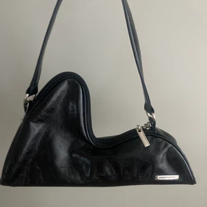 Unik svart lack handväska  - Ascool unik svart handväska med en väldigt annorlunda form. Kan göra en basic outfit lite coolare😜😜 frakt blir 48💕