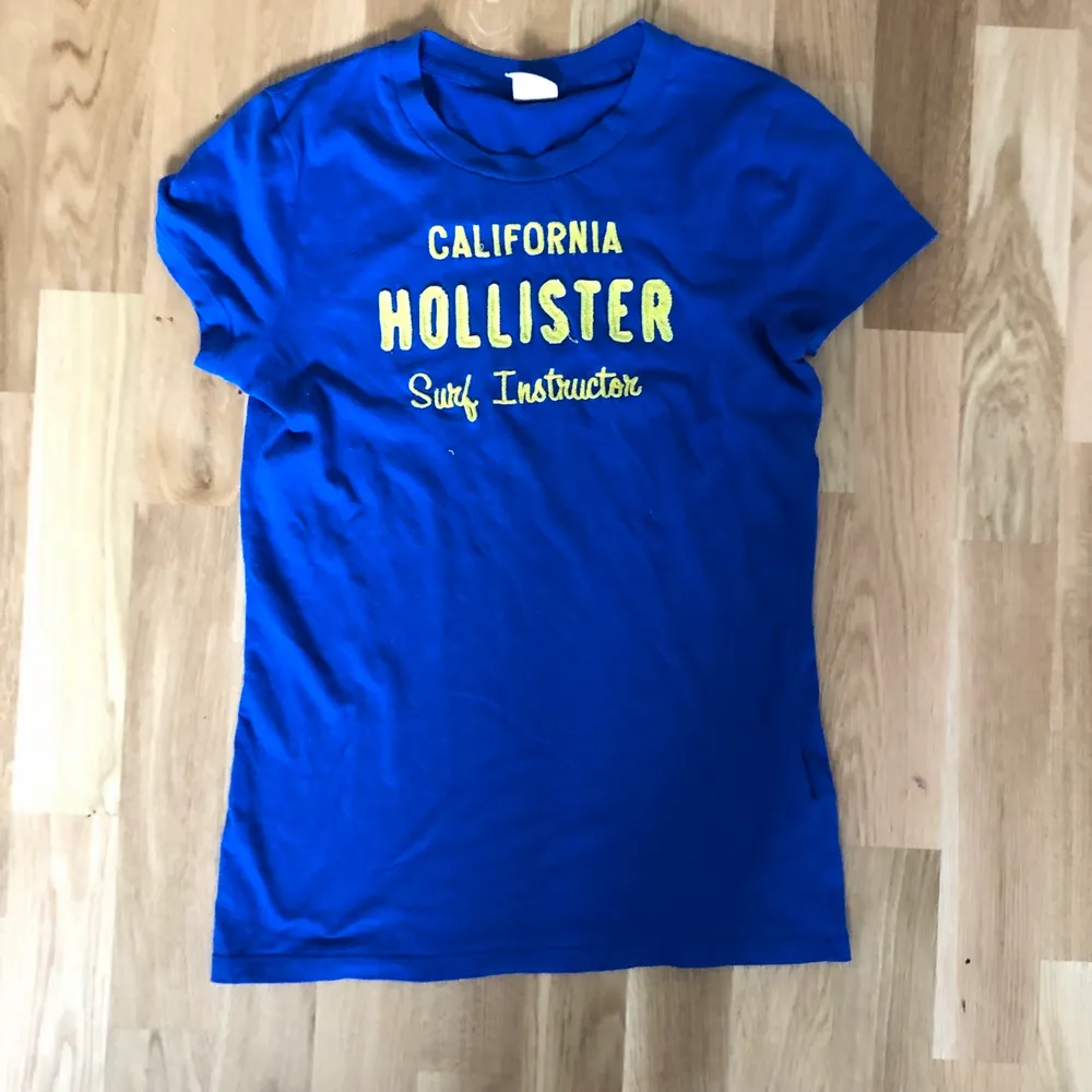 T-shirt från hollister, passar xs-m❤️. T-shirts.